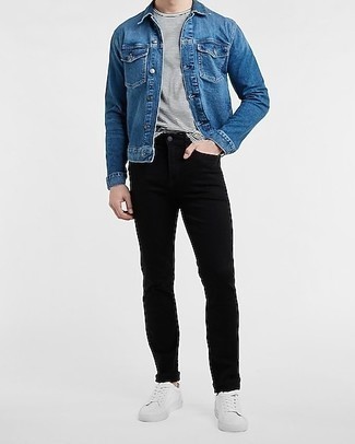 Welche enge Jeans mit blauer Jeansjacke zu tragen – 33 Lässige Herren Outfits: Für ein bequemes Couch-Outfit, kombinieren Sie eine blaue Jeansjacke mit engen Jeans. Weiße Segeltuch niedrige Sneakers sind eine gute Wahl, um dieses Outfit zu vervollständigen.