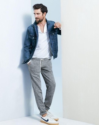 Blaue Jeansjacke kombinieren – 500+ Casual Herren Outfits: Erwägen Sie das Tragen von einer blauen Jeansjacke und einer grauen Jogginghose für ein Alltagsoutfit, das Charakter und Persönlichkeit ausstrahlt. Weiße niedrige Sneakers sind eine gute Wahl, um dieses Outfit zu vervollständigen.