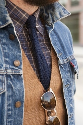30 Jährige: Dunkelblaue und weiße Strick Krawatte kombinieren – 46 Herbst Herren Outfits: Kombinieren Sie eine blaue Jeansjacke mit einer dunkelblauen und weißen Strick Krawatte, um vor Klasse und Perfektion zu strotzen. So einfach kann ein cooles Herbst-Outfit sein.