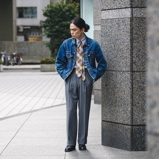 30 Jährige: Wie Jeansjacke mit Slipper zu kombinieren – 146 Herren Outfits: Kombinieren Sie eine Jeansjacke mit einer grauen Anzughose für eine klassischen und verfeinerte Silhouette. Slipper sind eine großartige Wahl, um dieses Outfit zu vervollständigen.