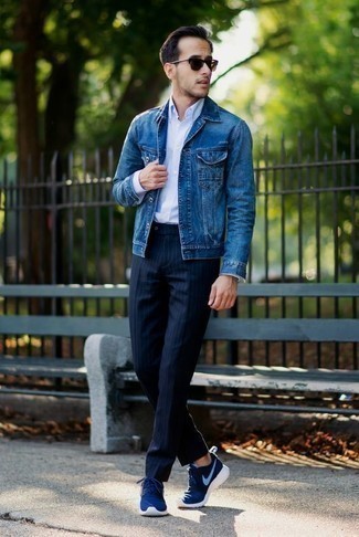 Blaue vertikal gestreifte Anzughose kombinieren – 101 Herren Outfits: Kombinieren Sie eine blaue Jeansjacke mit einer blauen vertikal gestreiften Anzughose, um einen eleganten, aber nicht zu festlichen Look zu kreieren. Blaue Sportschuhe verleihen einem klassischen Look eine neue Dimension.