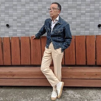 Hellbeige Anzughose kombinieren – 437 Smart-Casual Herren Outfits: Kombinieren Sie eine dunkelblaue Jeansjacke mit einer hellbeige Anzughose für eine klassischen und verfeinerte Silhouette. Fühlen Sie sich ideenreich? Entscheiden Sie sich für weißen Segeltuch niedrige Sneakers.