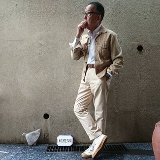 60 Jährige: Outfits Herren 2024: Entscheiden Sie sich für einen klassischen Stil in einer hellbeige Jeansjacke und einer hellbeige Anzughose. Suchen Sie nach leichtem Schuhwerk? Komplettieren Sie Ihr Outfit mit weißen Segeltuch niedrigen Sneakers für den Tag.