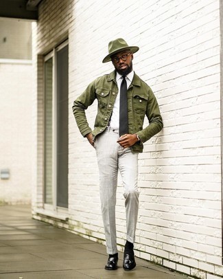 Schwarze Leder Slipper mit Quasten kombinieren – 1094+ Herren Outfits: Entscheiden Sie sich für einen klassischen Stil in einer olivgrünen Jeansjacke und einer grauen Anzughose. Schwarze Leder Slipper mit Quasten sind eine gute Wahl, um dieses Outfit zu vervollständigen.
