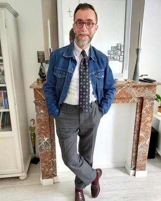 50 Jährige: Jeansjacke kombinieren – 2 Elegante Herren Outfits: Kombinieren Sie eine Jeansjacke mit einer dunkelgrauen Anzughose, um vor Klasse und Perfektion zu strotzen. Komplettieren Sie Ihr Outfit mit dunkelbraunen Leder Slippern.