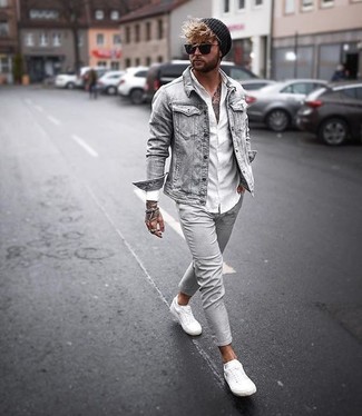 graue Jeansjacke, weißes Businesshemd, graue Chinohose, weiße Leder niedrige Sneakers für Herren