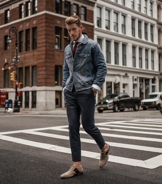 Beige Wildleder Oxford Schuhe kombinieren – 37 Herren Outfits: Entscheiden Sie sich für eine blaue Jeansjacke und eine dunkelgraue Chinohose, um einen lockeren, aber dennoch stylischen Look zu erhalten. Fühlen Sie sich mutig? Entscheiden Sie sich für beige Wildleder Oxford Schuhe.