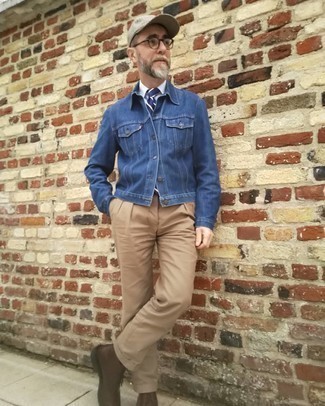 50 Jährige: Welche Businesshemden mit blauer Jeansjacke zu tragen – 9 Smart-Casual Herren Outfits: Vereinigen Sie eine blaue Jeansjacke mit einem Businesshemd, wenn Sie einen gepflegten und stylischen Look wollen. Fühlen Sie sich ideenreich? Entscheiden Sie sich für eine dunkelbraune Lederfreizeitstiefel.