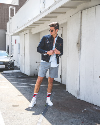 Welche Jeansjacken mit weißer niedriger Sneakers zu tragen – 62 Smart-Casual Herren Outfits: Vereinigen Sie eine Jeansjacke mit grauen Shorts für ein großartiges Wochenend-Outfit. Vervollständigen Sie Ihr Look mit weißen niedrigen Sneakers.