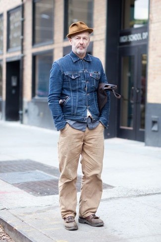 Braunen Wollhut kombinieren – 416 Herren Outfits: Vereinigen Sie eine blaue Jeansjacke mit einem braunen Wollhut für einen entspannten Wochenend-Look. Braune Leder Slipper mit Quasten sind eine einfache Möglichkeit, Ihren Look aufzuwerten.