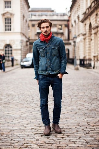 dunkelblaue Jeansjacke, dunkelblaue Jeans, dunkelbraune Chelsea-Stiefel aus Leder, roter Schal für Herren