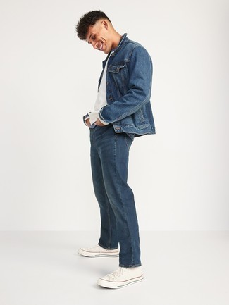 Wie hohe Sneakers mit Langarmshirt zu kombinieren – 145 Herren Outfits: Kombinieren Sie ein Langarmshirt mit dunkelblauen Jeans für ein bequemes Outfit, das außerdem gut zusammen passt. Fühlen Sie sich mutig? Entscheiden Sie sich für hohe Sneakers.