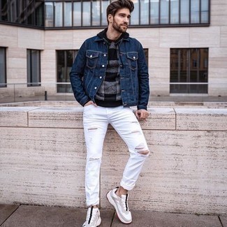 Welche Jeansjacken mit weißer Sportschuhe zu tragen – 77 Herren Outfits warm Wetter: Eine Jeansjacke und weiße Jeans mit Destroyed-Effekten sind eine kluge Outfit-Formel für Ihre Sammlung. Wenn Sie nicht durch und durch formal auftreten möchten, entscheiden Sie sich für weißen Sportschuhe.