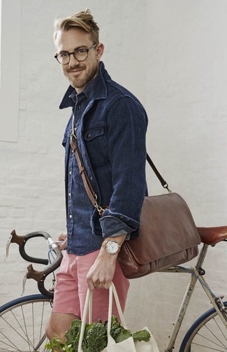Braune Leder Umhängetasche kombinieren – 27 Casual Sommer Herren Outfits: Entscheiden Sie sich für Komfort in einer dunkelblauen Jeansjacke und einer braunen Leder Umhängetasche. Ein stylischer Sommer-Look.