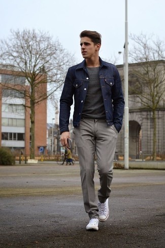 Blaue Jeansjacke kombinieren – 500+ Smart-Casual Herren Outfits: Kombinieren Sie eine blaue Jeansjacke mit einer grauen Anzughose für eine klassischen und verfeinerte Silhouette. Wenn Sie nicht durch und durch formal auftreten möchten, vervollständigen Sie Ihr Outfit mit weißen hohen Sneakers aus Segeltuch.