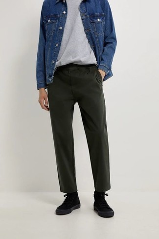 dunkelblaue Jeansjacke, graues T-Shirt mit einem Rundhalsausschnitt, dunkelgrüne Chinohose, schwarze hohe Sneakers aus Segeltuch für Herren