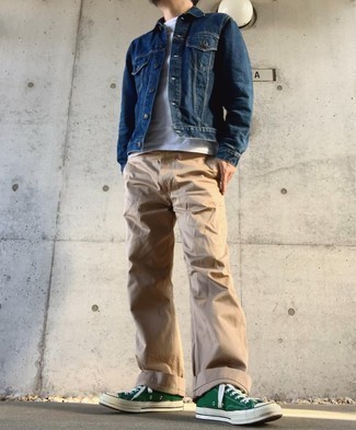 Dunkelgrüne Segeltuch niedrige Sneakers kombinieren – 170 Herren Outfits: Kombinieren Sie eine dunkelblaue Jeansjacke mit einer beige Chinohose für einen bequemen Alltags-Look. Fühlen Sie sich mutig? Vervollständigen Sie Ihr Outfit mit dunkelgrünen Segeltuch niedrigen Sneakers.