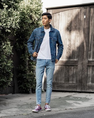 30 Jährige: Hellblaue Jeans kombinieren – 485 Casual Herren Outfits warm Wetter: Paaren Sie eine dunkelblaue Jeansjacke mit hellblauen Jeans für ein großartiges Wochenend-Outfit. Vervollständigen Sie Ihr Look mit dunkelroten Segeltuch niedrigen Sneakers.