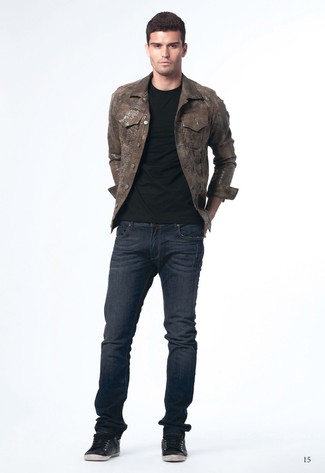 dunkelbraune Jeansjacke, schwarzes T-Shirt mit einem Rundhalsausschnitt, dunkelblaue Jeans, schwarze Leder niedrige Sneakers für Herren