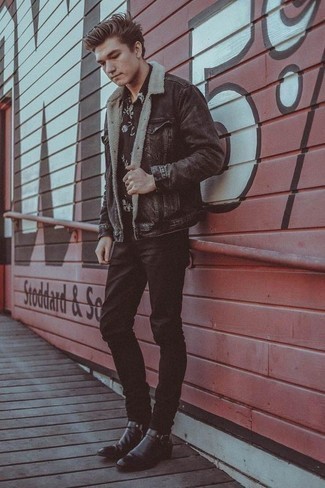 Schwarze und weiße Jeans kombinieren – 500+ Frühling Herren Outfits: Kombinieren Sie eine dunkelgraue Jeansjacke mit schwarzen und weißen Jeans, um mühelos alles zu meistern, was auch immer der Tag bringen mag. Fühlen Sie sich ideenreich? Vervollständigen Sie Ihr Outfit mit schwarzen Chelsea Boots aus Leder. Dass dieser Übergangs-Style sofort gute Laune bereitet, ist offensichtlich.
