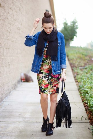Schwarzen Schal kombinieren – 243 Damen Outfits: Diese Kombi aus einer blauen Jeansjacke und einem schwarzen Schal schafft die gelungene Balance zwischen Funktion und Look. Schwarze Leder Stiefeletten mit Ausschnitten sind eine gute Wahl, um dieses Outfit zu vervollständigen.