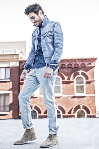 Hellblaue Jeansjacke kombinieren – 500+ Herren Outfits: Erwägen Sie das Tragen von einer hellblauen Jeansjacke und hellblauen Jeans für einen bequemen Alltags-Look. Graue Chukka-Stiefel aus Wildleder sind eine großartige Wahl, um dieses Outfit zu vervollständigen.