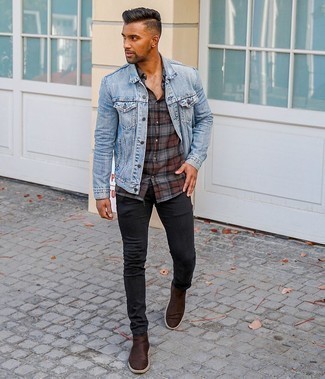 30 Jährige: Wie enge Jeans mit Jeansjacke zu kombinieren – 29 Smart-Casual Herren Outfits: Vereinigen Sie eine Jeansjacke mit engen Jeans, um mühelos alles zu meistern, was auch immer der Tag bringen mag. Fühlen Sie sich ideenreich? Wählen Sie dunkelbraunen Chelsea Boots aus Wildleder.