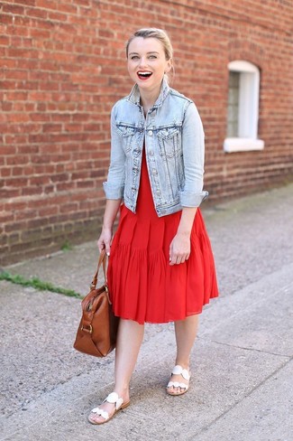 Rotes Midikleid mit Falten kombinieren – 5 Damen Outfits: Paaren Sie ein rotes Midikleid mit Falten mit einer hellblauen Jeansjacke, um einen ultralässigen, aber dennoch stilvollen Look zu zaubern. Fühlen Sie sich ideenreich? Vervollständigen Sie Ihr Outfit mit weißen flachen Sandalen aus Leder.
