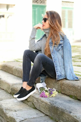 hellblaue Jeansjacke, grauer Rollkragenpullover, dunkelgraue enge Jeans, schwarze Wildleder niedrige Sneakers für Damen