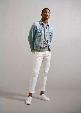 Hellblaue Jeansjacke kombinieren – 151 Frühling Herren Outfits: Paaren Sie eine hellblaue Jeansjacke mit weißen Jeans für ein großartiges Wochenend-Outfit. Weiße Segeltuch niedrige Sneakers sind eine perfekte Wahl, um dieses Outfit zu vervollständigen. Ein insgesamt sehr trendiges Übergangs-Outfit.
