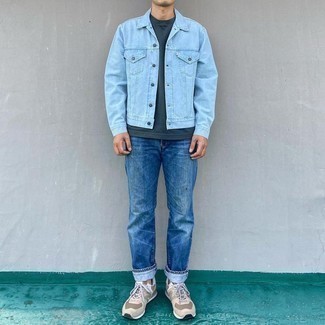 Jeansjacke kombinieren – 500+ Herren Outfits: Kombinieren Sie eine Jeansjacke mit blauen Jeans, um einen lockeren, aber dennoch stylischen Look zu erhalten. Suchen Sie nach leichtem Schuhwerk? Entscheiden Sie sich für hellbeige Sportschuhe für den Tag.