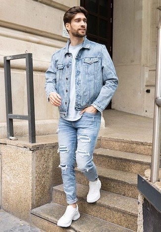 Jeansjacke kombinieren – 233 Lässige Herren Outfits: Vereinigen Sie eine Jeansjacke mit hellblauen Jeans mit Destroyed-Effekten für einen entspannten Wochenend-Look. Machen Sie diese Aufmachung leger mit weißen Sportschuhen.