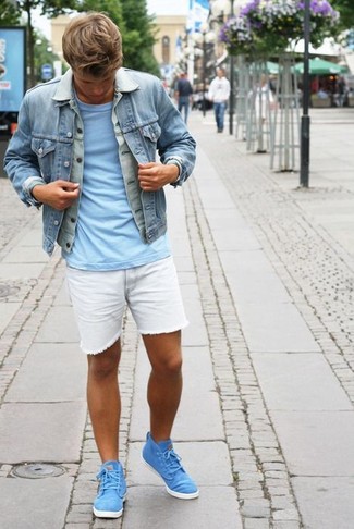 Weiße und dunkelblaue Shorts kombinieren – 500+ Herren Outfits: Kombinieren Sie eine hellblaue Jeansjacke mit weißen und dunkelblauen Shorts für einen bequemen Alltags-Look. Fühlen Sie sich mutig? Entscheiden Sie sich für türkisen hohe Sneakers.
