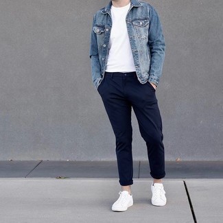 Jeansjacke kombinieren – 500+ Herren Outfits: Erwägen Sie das Tragen von einer Jeansjacke und einer dunkelblauen Chinohose für ein bequemes Outfit, das außerdem gut zusammen passt. Weiße Segeltuch niedrige Sneakers leihen Originalität zu einem klassischen Look.