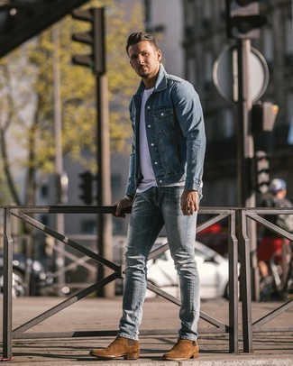 30 Jährige: Hellblaue Jeans kombinieren – 485 Casual Herren Outfits warm Wetter: Kombinieren Sie eine hellblaue Jeansjacke mit hellblauen Jeans für einen entspannten Wochenend-Look. Fühlen Sie sich mutig? Entscheiden Sie sich für braunen Chelsea Boots aus Wildleder.