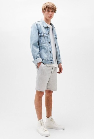 Teenager: Turnschuhe kombinieren – 500+ Sommer Herren Outfits: Kombinieren Sie eine hellblaue Jeansjacke mit grauen Shorts, um einen lockeren, aber dennoch stylischen Look zu erhalten. Machen Sie diese Aufmachung leger mit Turnschuhen. Dieses Outfit ist super für den Sommer und gefallen uns sehr gut.