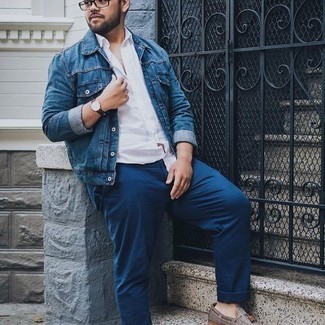 Wie blaue Jeansjacke mit grauer Segeltuch Slipper mit Quasten zu kombinieren – 1 Herren Outfits: Kombinieren Sie eine blaue Jeansjacke mit einer blauen Chinohose für ein sonntägliches Mittagessen mit Freunden. Vervollständigen Sie Ihr Outfit mit grauen Segeltuch Slippern mit Quasten, um Ihr Modebewusstsein zu zeigen.