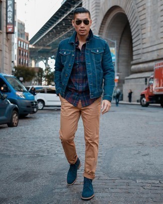30 Jährige: Dunkelblaue Jeansjacke kombinieren – 500+ Herren Outfits: Arbeitsreiche Tage verlangen nach einem einfachen, aber dennoch stylischen Outfit, wie zum Beispiel eine dunkelblaue Jeansjacke und eine rotbraune Chinohose. Fühlen Sie sich mutig? Entscheiden Sie sich für eine dunkelblaue Wildlederfreizeitstiefel.