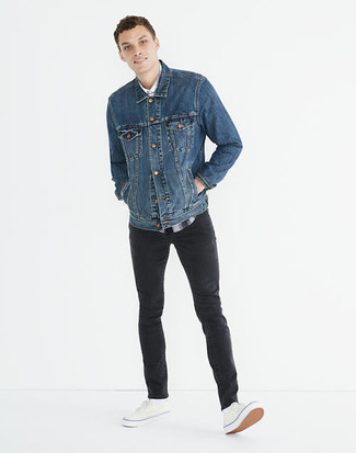 Dunkelblaue Jeansjacke kombinieren – 500+ Herren Outfits: Kombinieren Sie eine dunkelblaue Jeansjacke mit schwarzen engen Jeans für einen bequemen Alltags-Look. Weiße Segeltuch niedrige Sneakers fügen sich nahtlos in einer Vielzahl von Outfits ein.