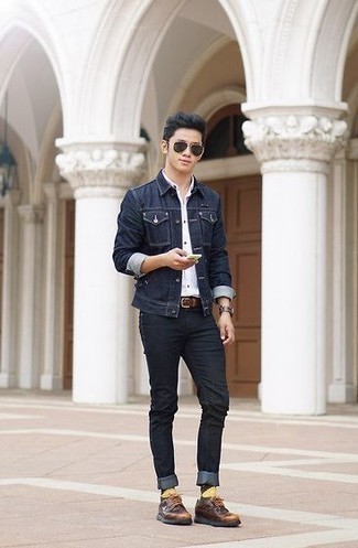 Wie braunen Ledergürtel mit schwarzer Jeans zu kombinieren – 132 Herren Outfits: Kombinieren Sie eine dunkelblaue Jeansjacke mit schwarzen Jeans für einen bequemen Alltags-Look. Fühlen Sie sich ideenreich? Entscheiden Sie sich für braunen Leder Derby Schuhe.