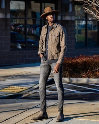 Dunkelbraune Jeansjacke kombinieren – 50 Herren Outfits: Kombinieren Sie eine dunkelbraune Jeansjacke mit grauen Jeans, um einen lockeren, aber dennoch stylischen Look zu erhalten. Graue Chelsea Boots aus Wildleder sind eine einfache Möglichkeit, Ihren Look aufzuwerten.