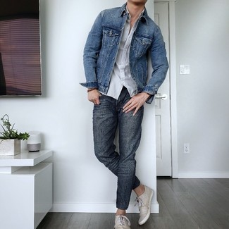 Graues Kurzarmhemd kombinieren – 356 Herren Outfits: Kombinieren Sie ein graues Kurzarmhemd mit dunkelgrauen Jeans für ein bequemes Outfit, das außerdem gut zusammen passt. Hellbeige Segeltuch niedrige Sneakers sind eine perfekte Wahl, um dieses Outfit zu vervollständigen.