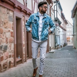 Graue Jeans kombinieren – 1200+ Herren Outfits: Vereinigen Sie eine hellblaue Jeansjacke mit grauen Jeans, um einen lockeren, aber dennoch stylischen Look zu erhalten. Fügen Sie braunen Leder Oxford Schuhe für ein unmittelbares Style-Upgrade zu Ihrem Look hinzu.