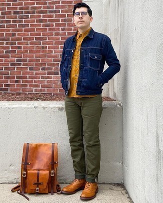 Brogue Stiefel kombinieren – 416 Herren Outfits: Erwägen Sie das Tragen von einer dunkelblauen Jeansjacke und olivgrünen Jeans, um mühelos alles zu meistern, was auch immer der Tag bringen mag. Ergänzen Sie Ihr Outfit mit Brogue Stiefeln, um Ihr Modebewusstsein zu zeigen.