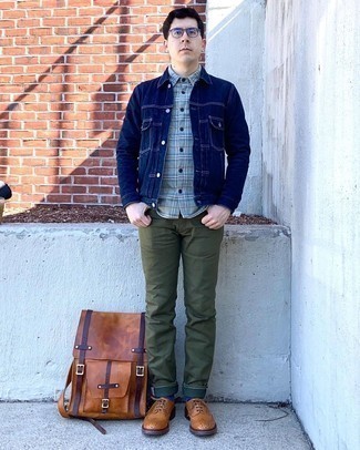 Braunen Leder Rucksack kombinieren – 278 Herren Outfits: Für ein bequemes Couch-Outfit, kombinieren Sie eine dunkelblaue Jeansjacke mit einem braunen Leder Rucksack. Vervollständigen Sie Ihr Outfit mit braunen Leder Brogues, um Ihr Modebewusstsein zu zeigen.