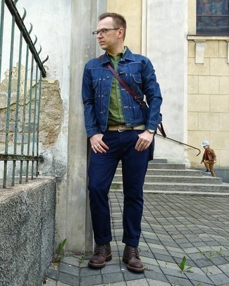 Dunkelblaue Segeltuch Umhängetasche kombinieren – 60 Herren Outfits: Kombinieren Sie eine dunkelblaue Jeansjacke mit einer dunkelblauen Segeltuch Umhängetasche für einen entspannten Wochenend-Look. Fühlen Sie sich mutig? Ergänzen Sie Ihr Outfit mit einer dunkelbraunen Lederfreizeitstiefeln.