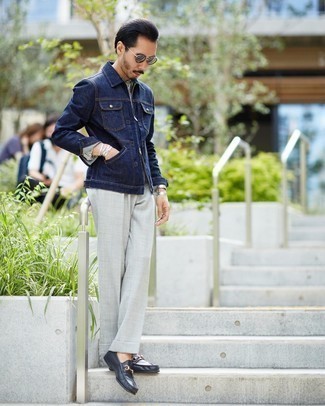 Graue Anzughose kombinieren – 1200+ Herren Outfits: Vereinigen Sie eine dunkelblaue Jeansjacke mit einer grauen Anzughose, um vor Klasse und Perfektion zu strotzen. Dunkelblaue Leder Slipper sind eine perfekte Wahl, um dieses Outfit zu vervollständigen.