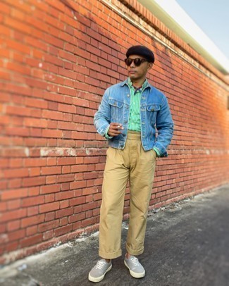 Blaue Jeansjacke kombinieren – 500+ Herren Outfits: Die Vielseitigkeit von einer blauen Jeansjacke und einer beige Chinohose machen sie zu einer lohnenswerten Investition. Suchen Sie nach leichtem Schuhwerk? Ergänzen Sie Ihr Outfit mit grauen Segeltuch niedrigen Sneakers für den Tag.