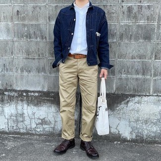 Smart-Casual Outfits Herren 2021: Paaren Sie eine dunkelblaue Jeansjacke mit einer beige Chinohose für einen bequemen Alltags-Look.