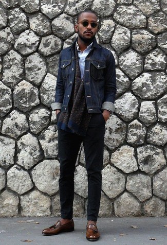 Dunkelblauen Schal kombinieren – 500+ Herren Outfits: Für ein bequemes Couch-Outfit, kombinieren Sie eine dunkelblaue Jeansjacke mit einem dunkelblauen Schal. Fühlen Sie sich mutig? Wählen Sie dunkelbraunen Leder Slipper mit Quasten.